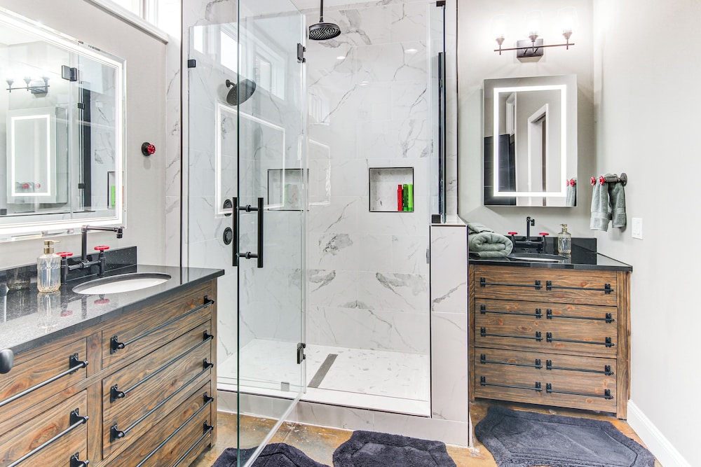 Modern Dtwn Condo w/ Balcony in Hendersonville