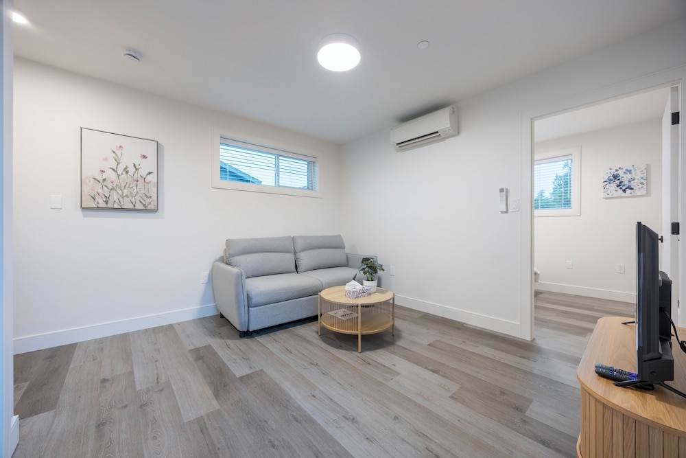 Sunny 1BR Detached Suite