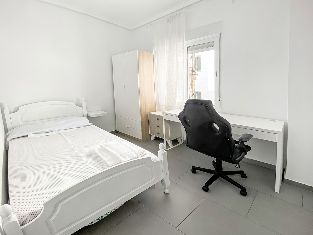 Elegant 4 beds train station upto 6 Pax