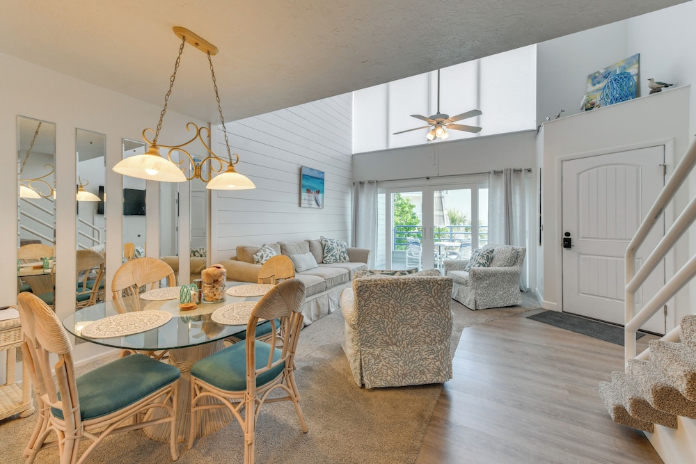 Beachfront Condo w/ Balcony on Manasota Key
