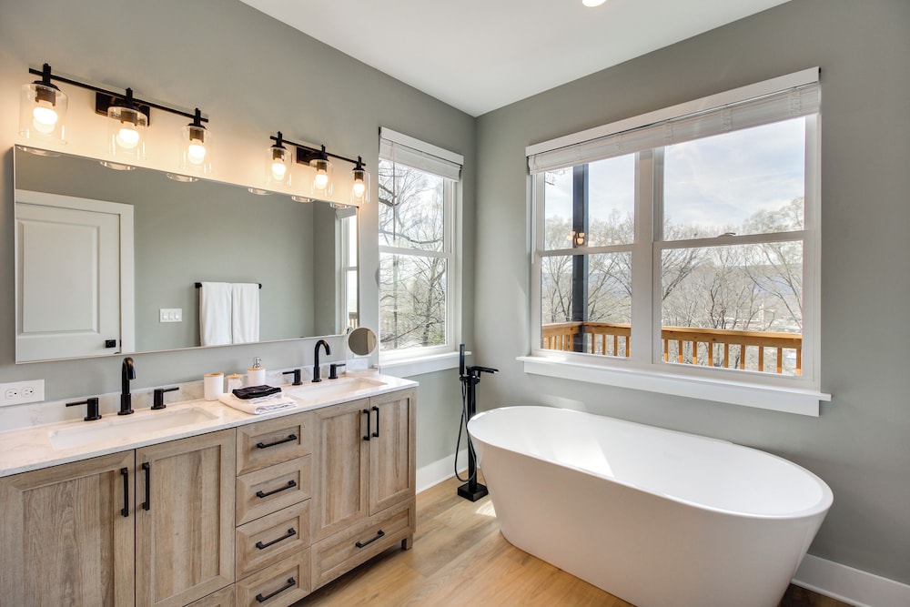 6 Mi to Chattanooga: Home w/ Balcony & Dtwn Views!