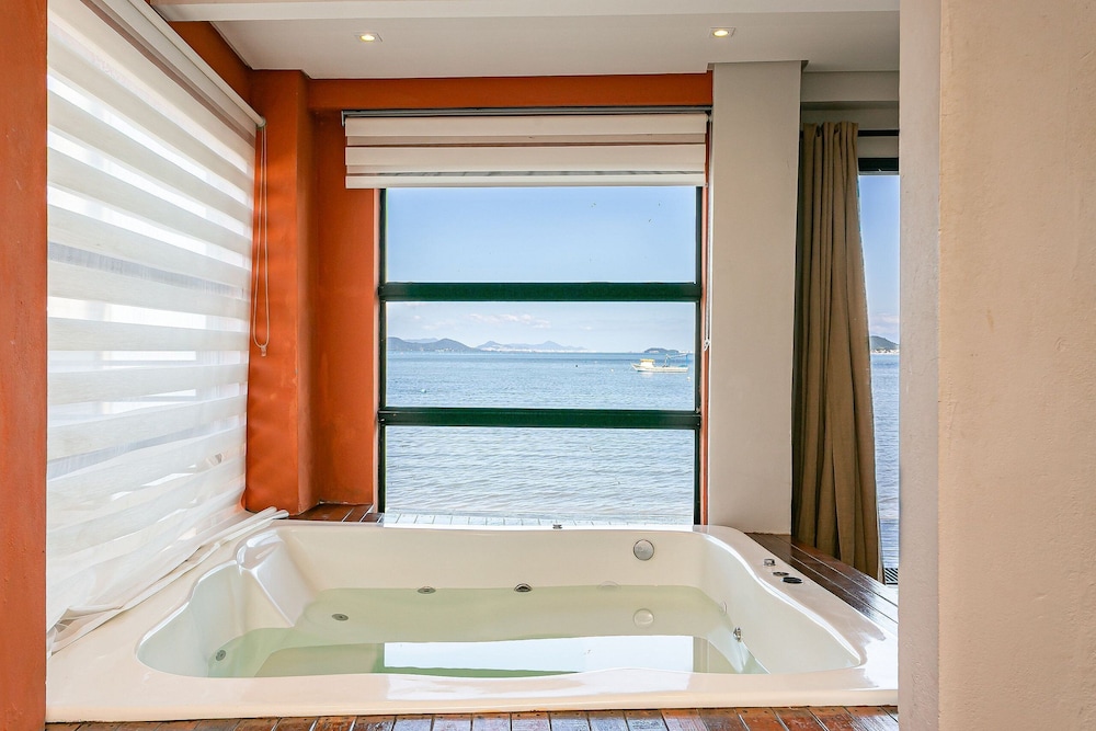 Casa Pé Na Areia com Piscina e Jacuzzi