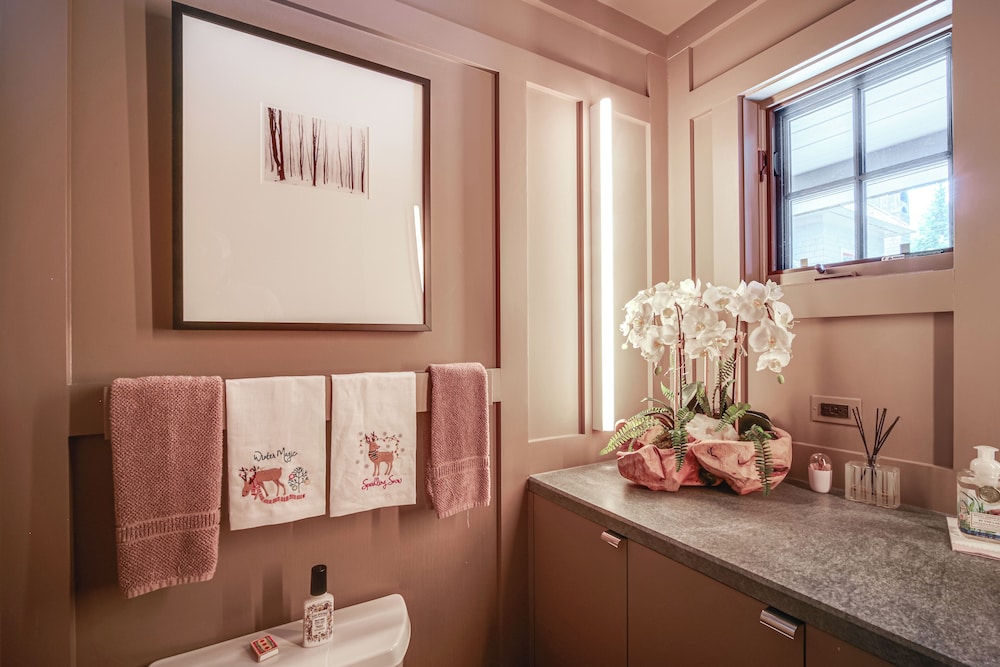 Group-friendly Newbury Stunner: Home Gym, Hot Tub!