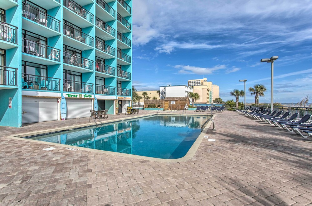 Pools & Spas: Beachfront Studio at Landmark Resort