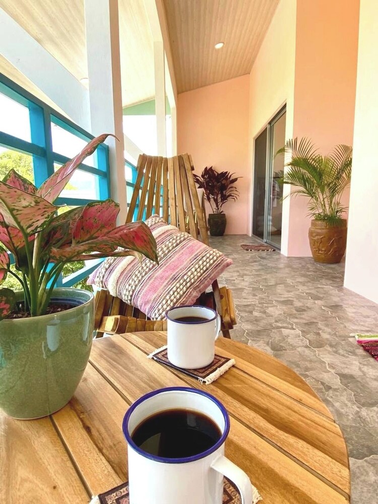 Private Saltwater Pool, Mountain Views, 3min Beach