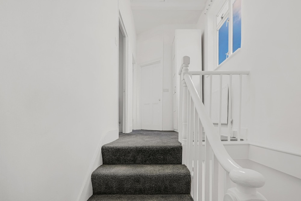 Heathrow Living Stanwell Serviced House