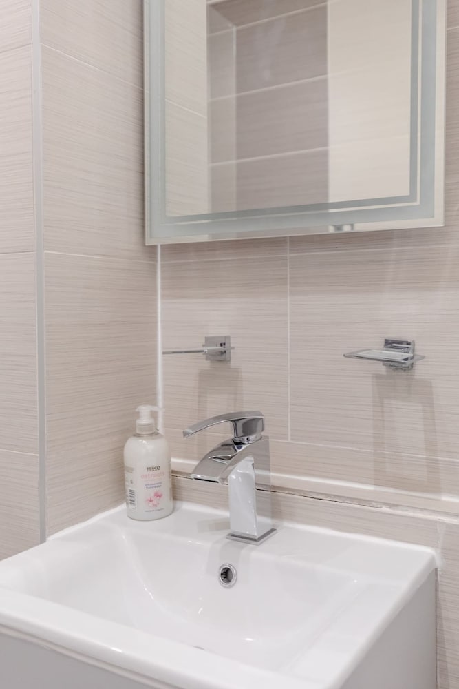 Inviting 2BD Flat 15 Minutes From Regents Park!