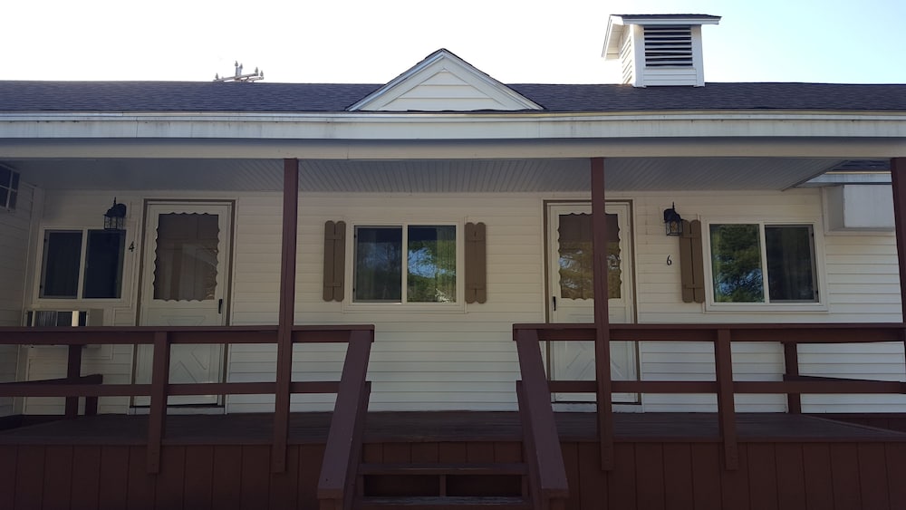 Riverbank Motel and Cabins view 5