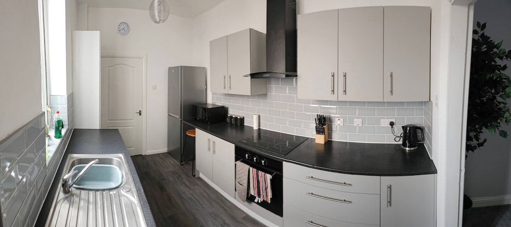 Charming 3-bedroom Home in Doncaster, Perfect for Family, Friends & Contractors