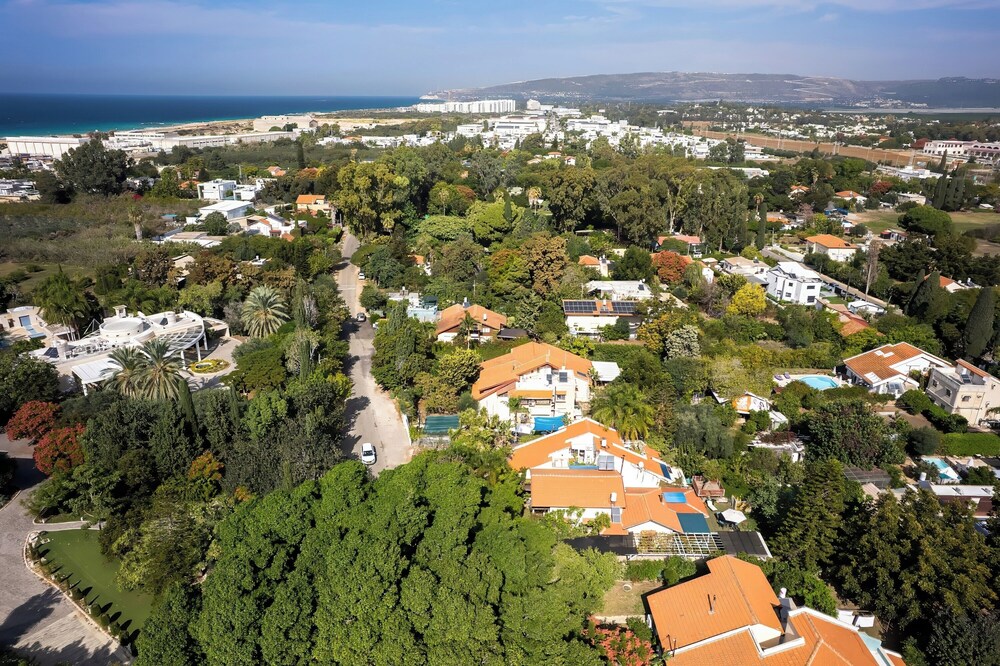 Relax in a Garden Oasis by Sea N' Rent