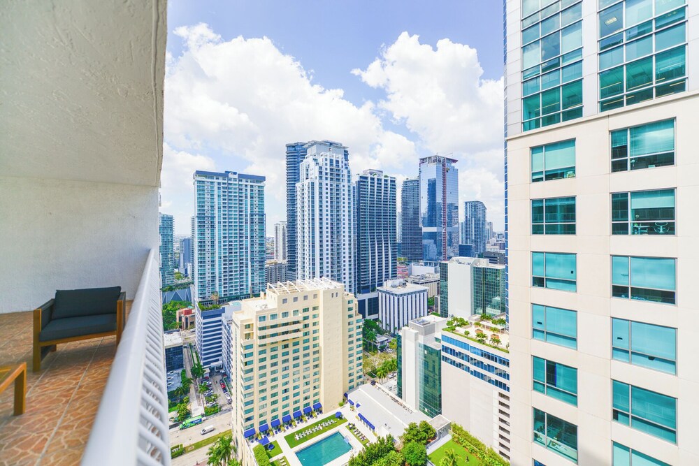 Sky High 31st Floor Condo W Parking