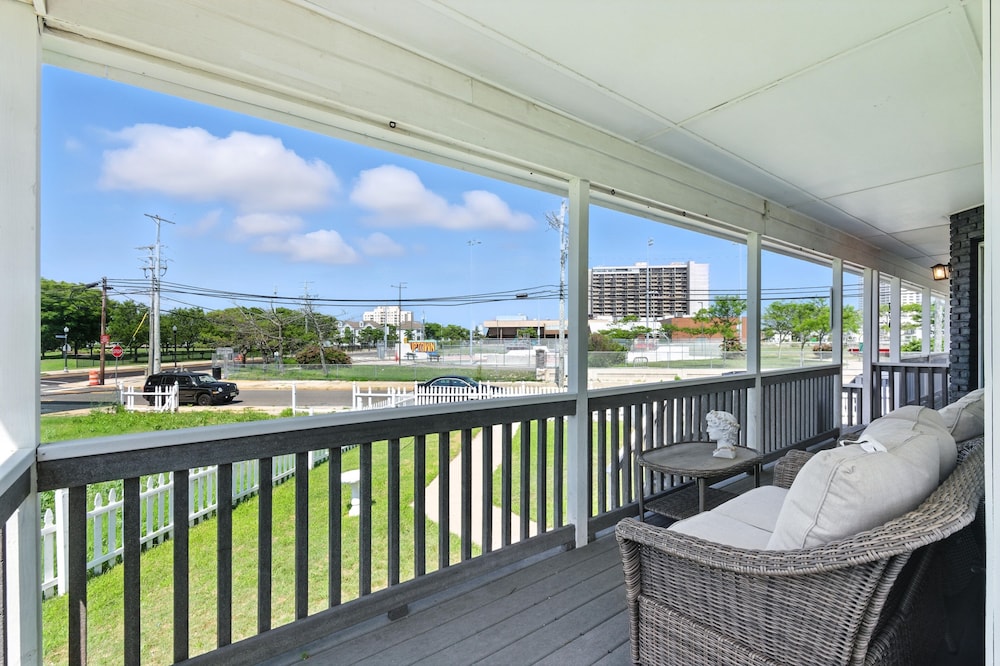 Stylish 3br Retreat Walk To Beach & Boardwalk 3 Bedroom Home