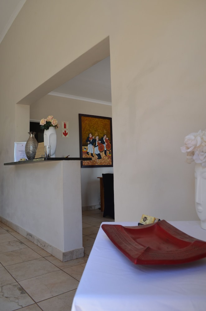 Manor Hills Guest Lodge