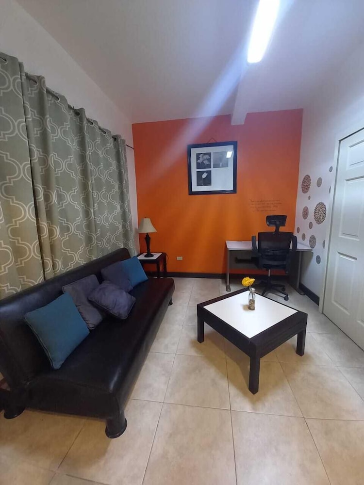 La Casa de Joy Airport Apartments
