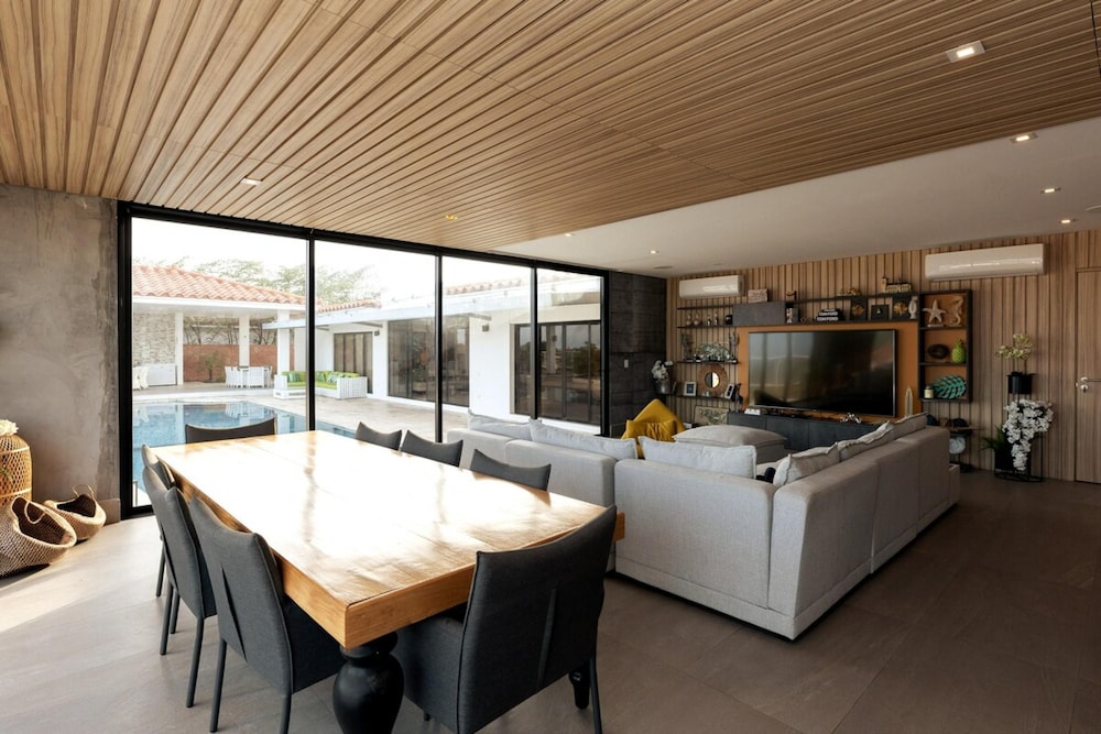 The Wow House by Acomodo