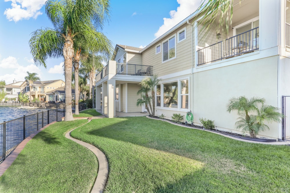 3 Mi to Main St Tracy: Homey Retreat w/ Game Room!