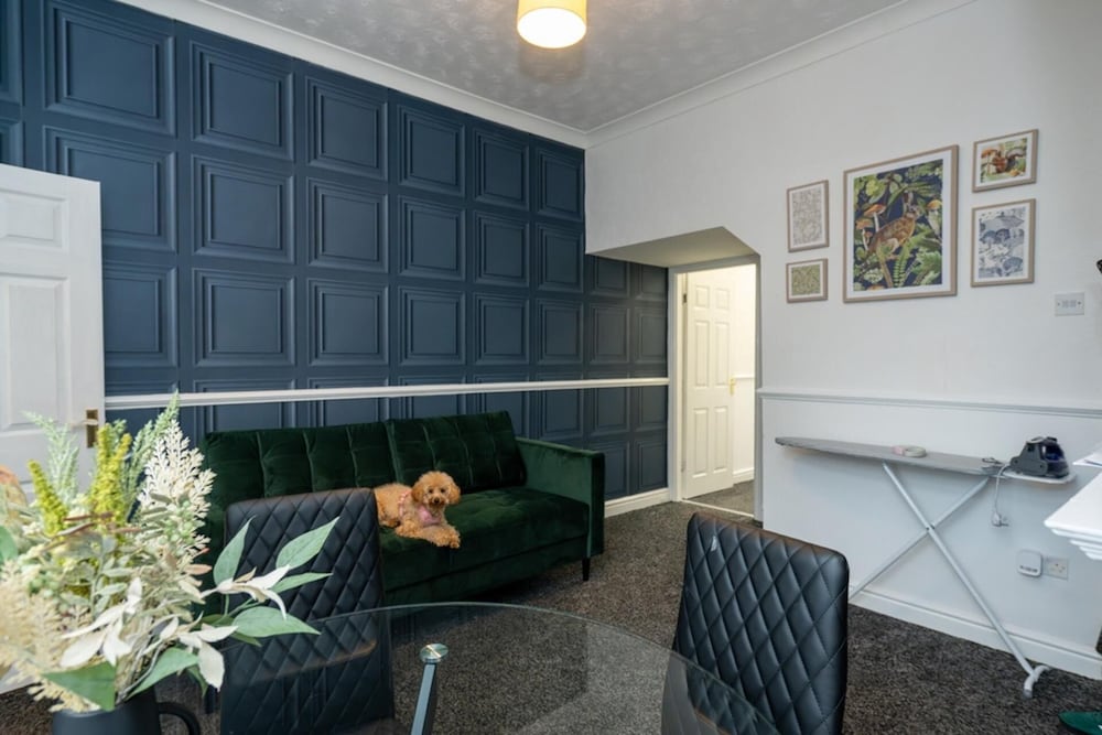 4-bedroom- Stoke-on-trent Sleeps 8- pet Friendly