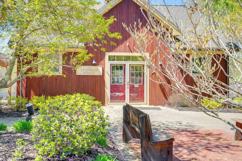 Lake Access & Pools: Sun-soaked Westford Cottage!