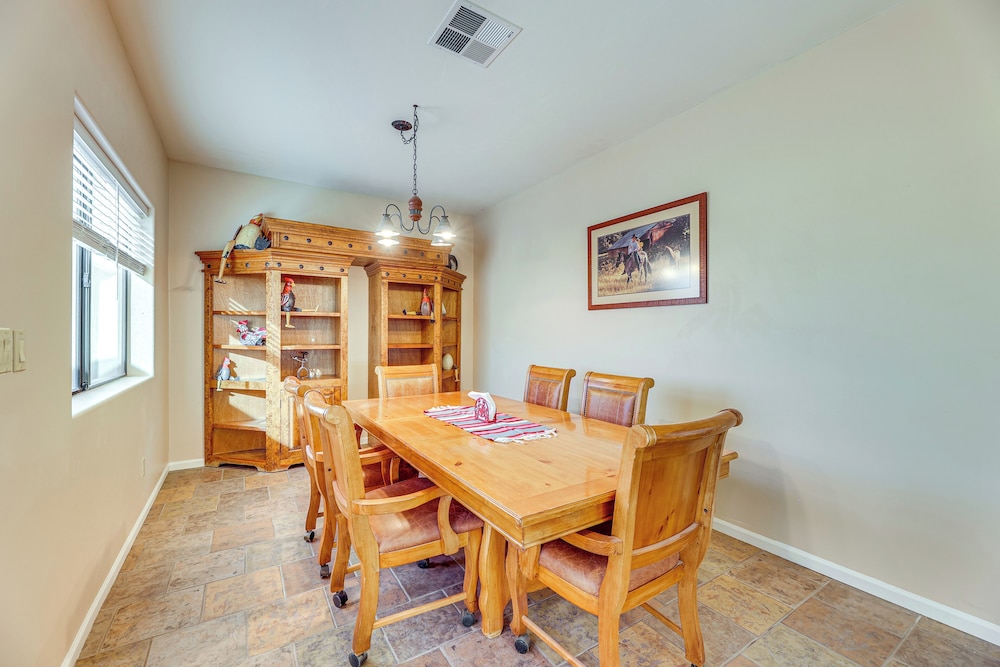 Near Golfing & Green Spaces: Florence Family Home!