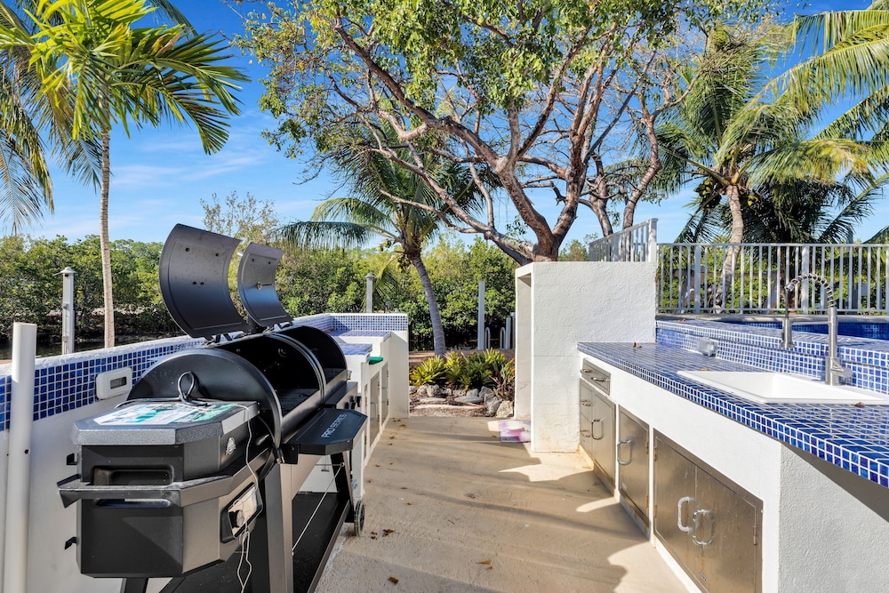 New Listing! Reel Joy Waterfront Luxe With Pool And Private Dock 4 Bedroom Home