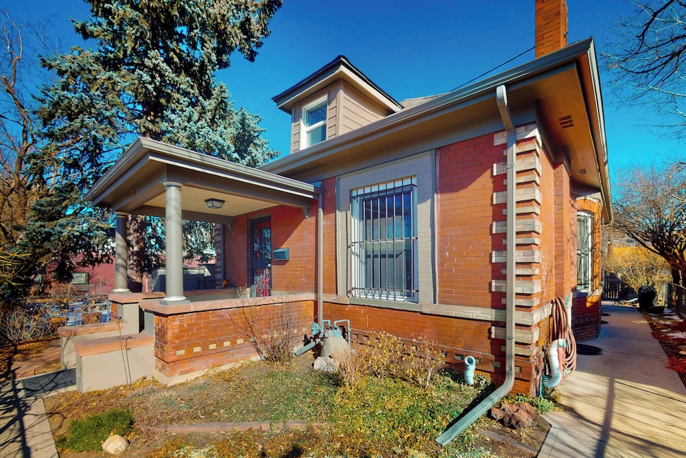 Elati Guesthouse: Walkable Home in Arts District