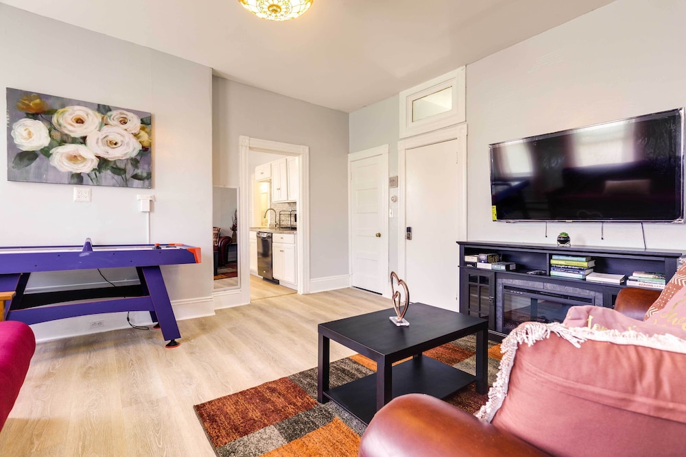 Charming Stoughton Apartment: 20 Mi to Boston