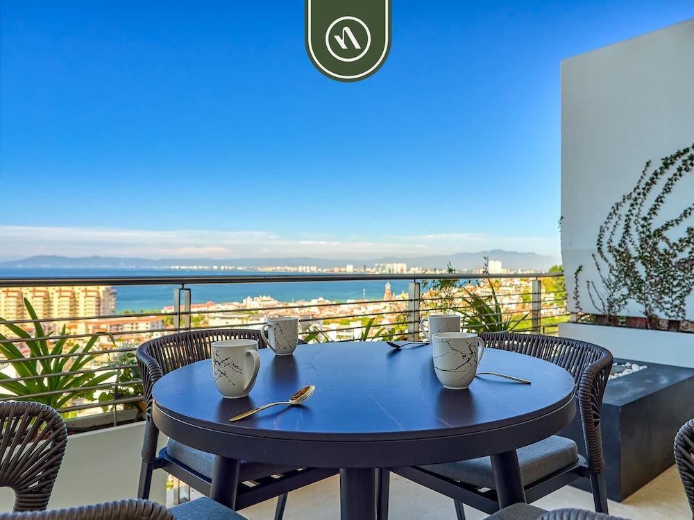 Two Story 2 BR Penthouse - Pool - Ocean View