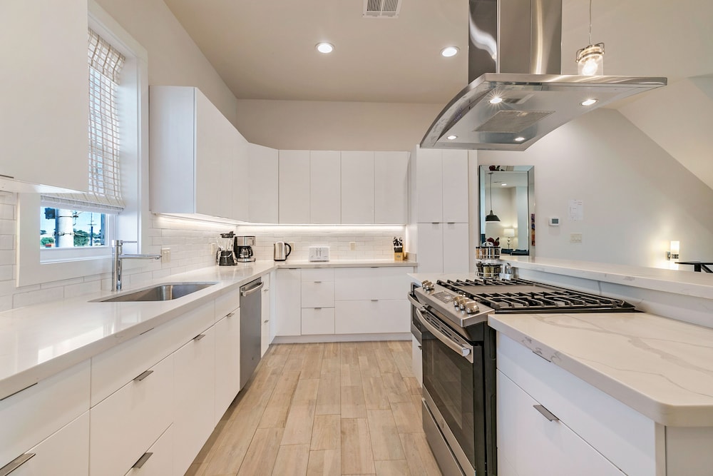 New Townhouse with 2 Balconies - Image 2