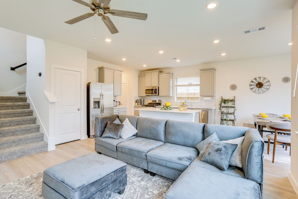 Family-friendly Home w/ Yard in Hockley!