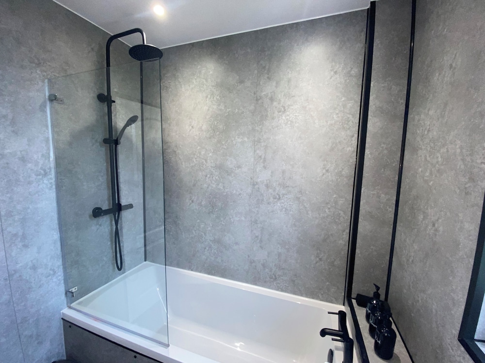 Renfrew Apartment Near Glasgow Airport