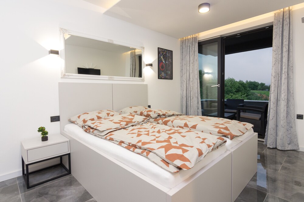 Deluxe Feliciano Apartments view 2