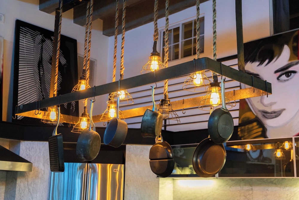Skyline Lofts by Avantstay: a Multi-level Industrial-chic Retreat in Dtla With Rooftop Views, Soaring Ceilings & Steps to Dining, Music & Culture