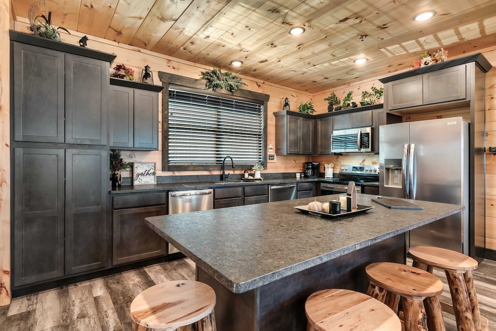 2 Homes Firefly Trail Way by Avantstay Sleeps 28, Indoor Pool + Hot Tub + Movie Theater & Game Room