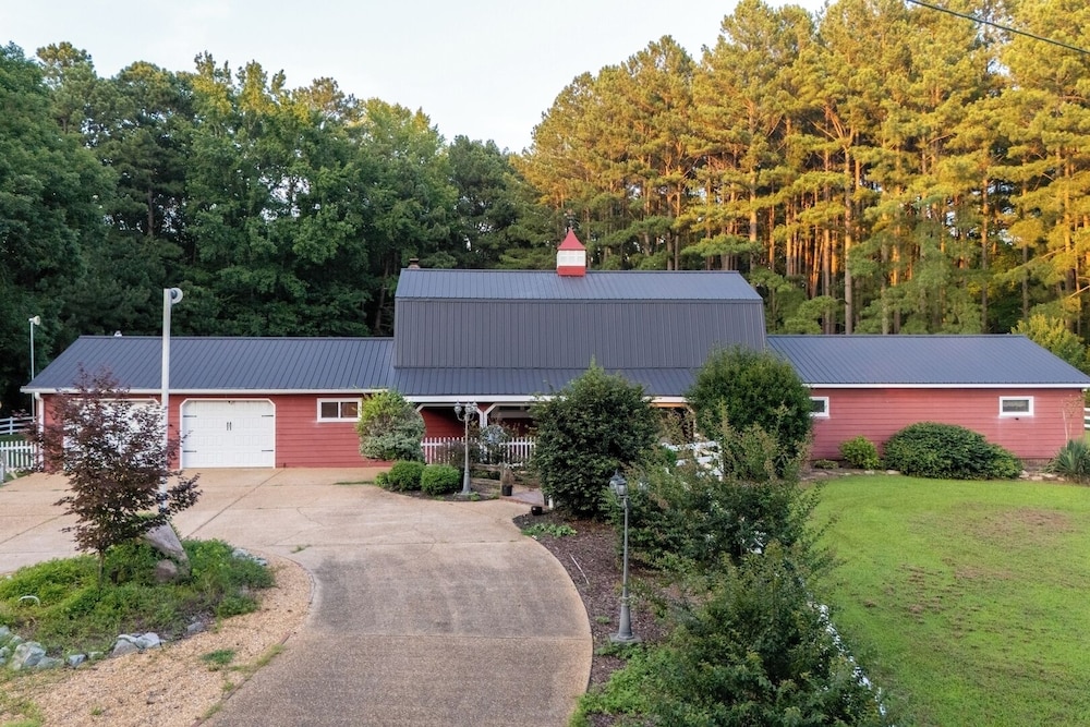 Pet-friendly 3BR Lake House Firepit & Pier