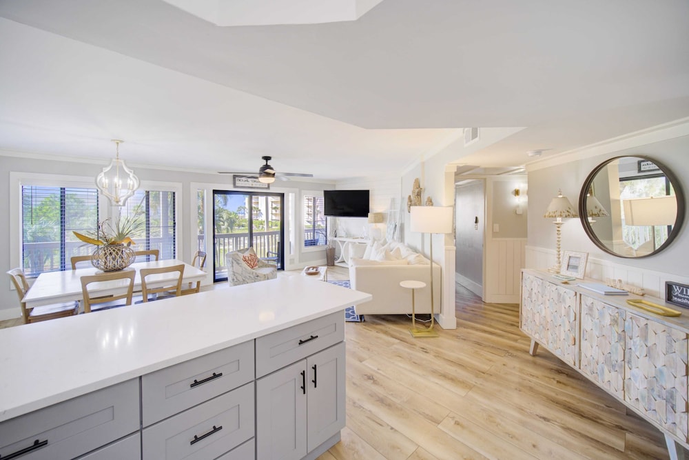 2 Condos, Steps to the Beach Pool+hot Tub, Balcony Lounge Triton & Sea Haven