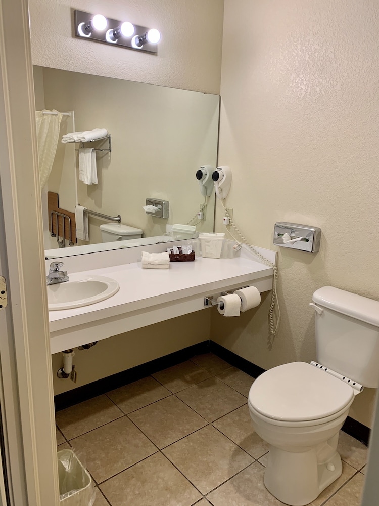 McAlester Vacations - Candlelight Inn  Suites Hwy 69 near McAlester - Property Image 7