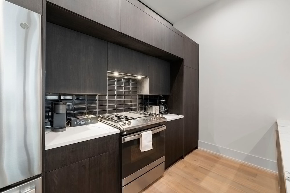 Chic 2BR 2BA Condo w Balcony - River North Chicago