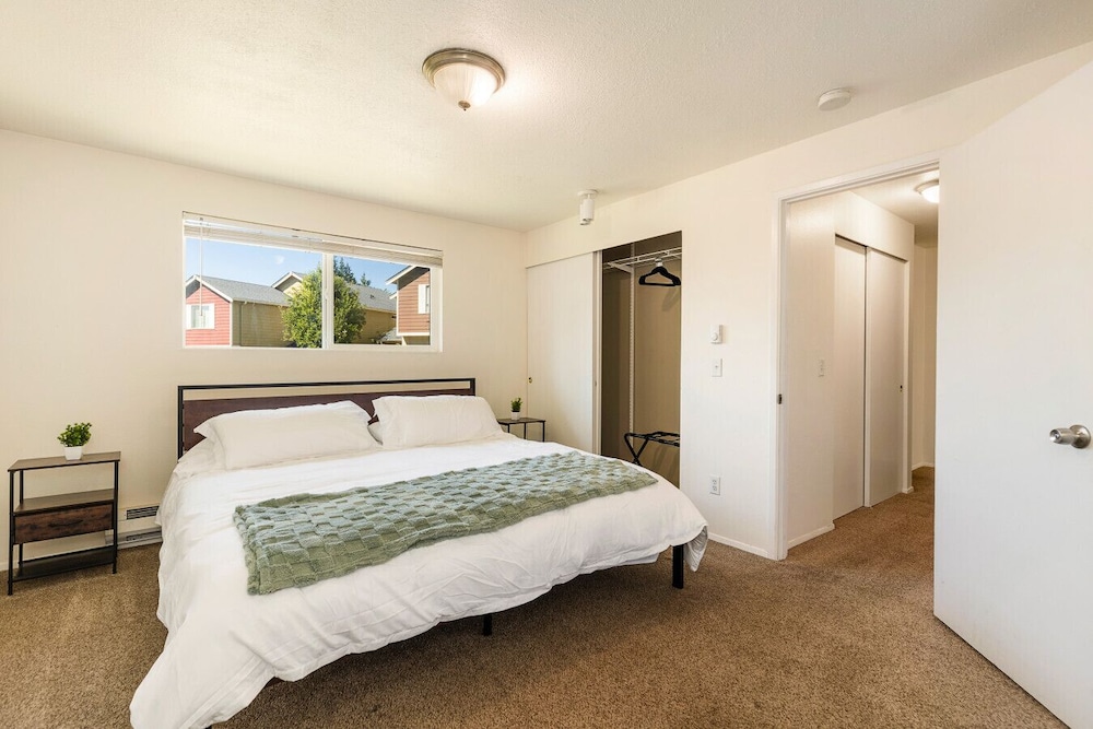Family-friendly 2BR Home in Lynnwood w Parking