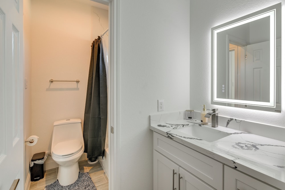 4 Mi to NRG Stadium: Luxurious Houston Townhome!