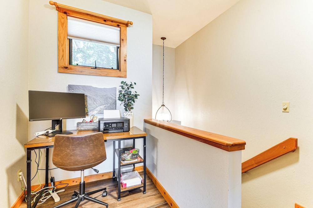 Condo w/ Private Balcony 6 Mi to Pisgah NF!
