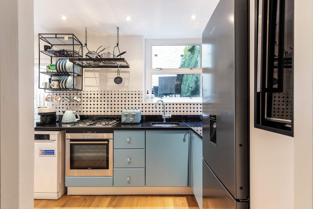 Elegant Two Bedroom Flat in Redcliffe Gardens