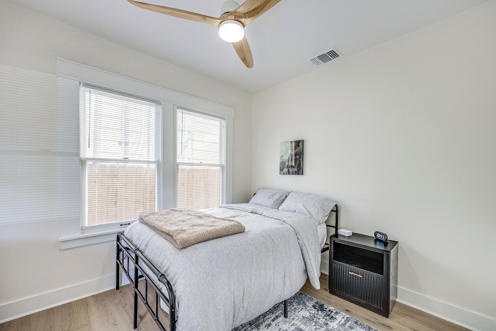 1 Mi to Dtwn: Family Home in San Antonio!