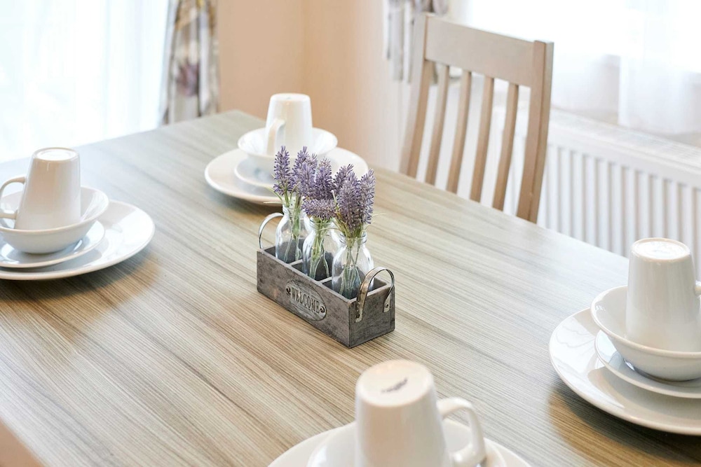 Host Stay Woodpecker Lodge
