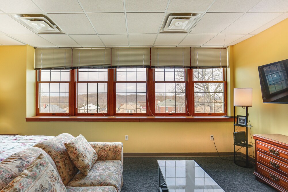 1 Mi to Allegheny River: New Kensington Studio!