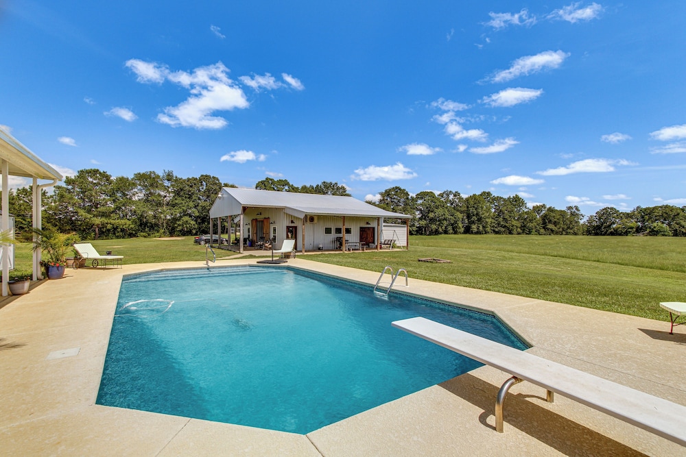 BBQ Ready: Farm-style Kinston Hideaway w/ Pool