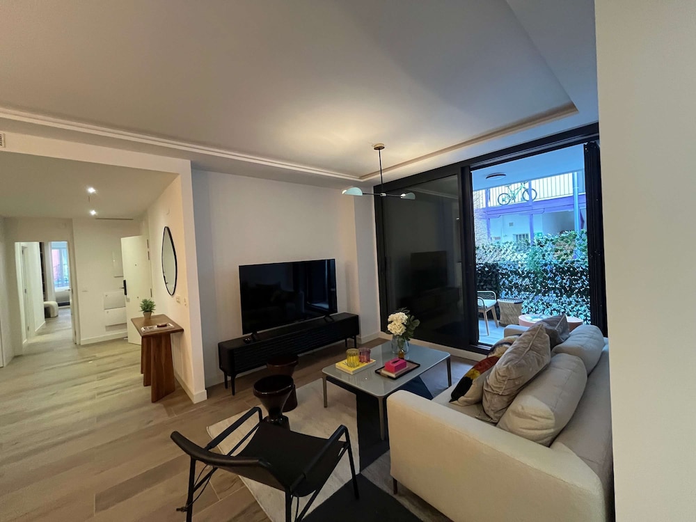 w Chic Urban 3BR w Sunny Terrace in Chueca