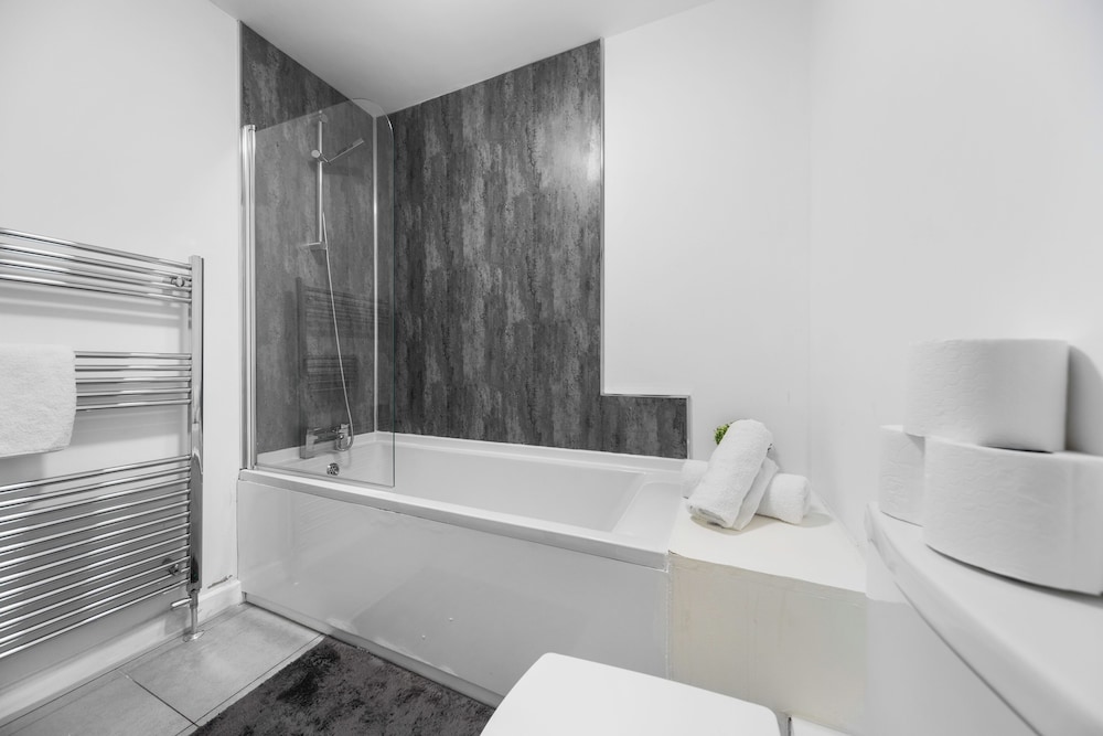 2 Bedroom Luxury Apartment Near Leeds City Centre