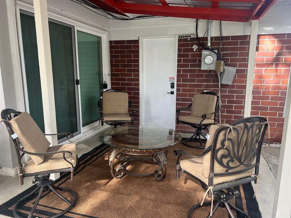 Luxurious Gem Near Disney Workspace Movie Room