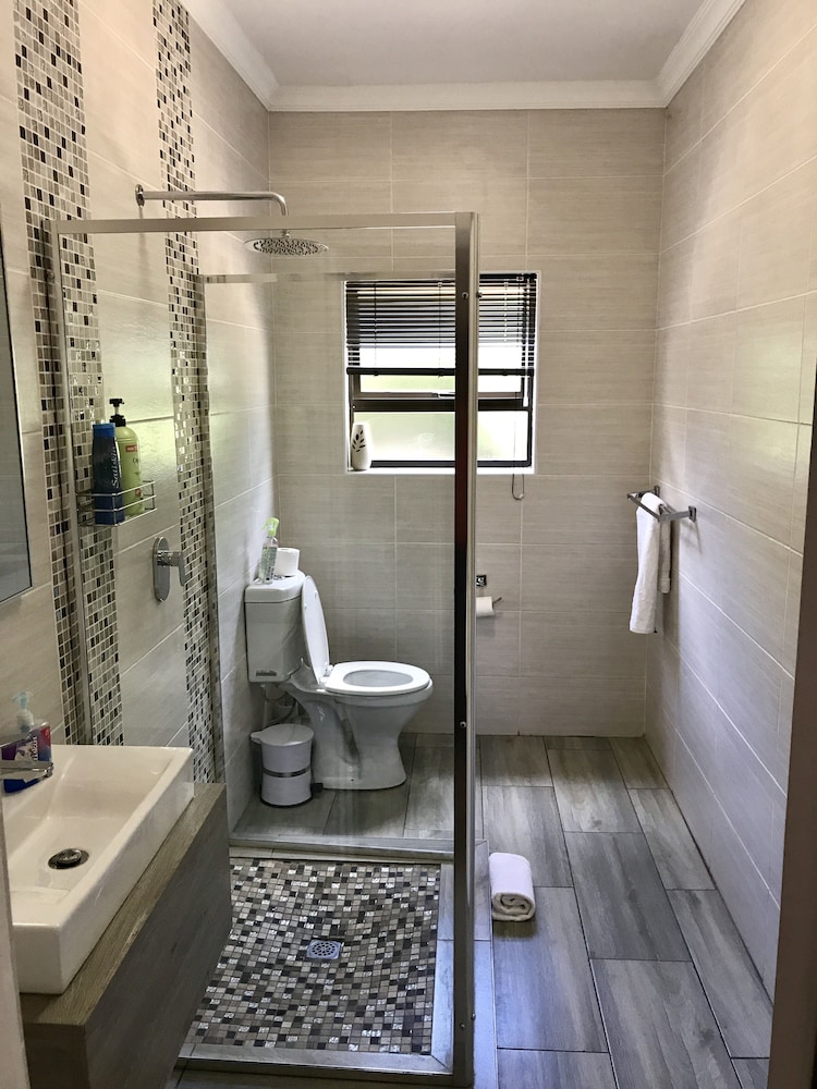 Aerotropolis Guest Lodge