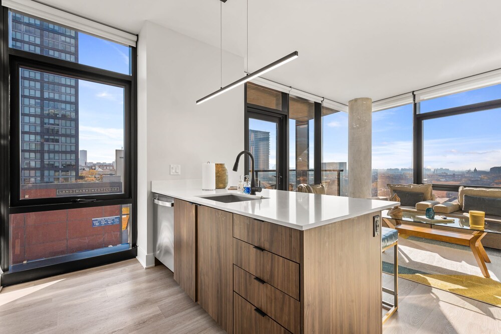 West Loop 3x 2BR Walk to Dining Gym Terrace